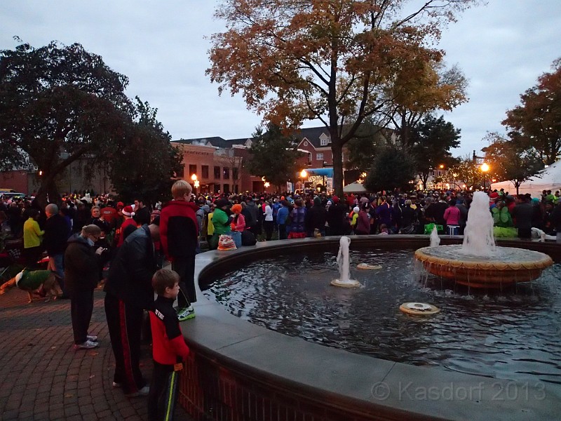 2013 Wicked 10K 080.JPG - Lots of people "chillin'" around the park.